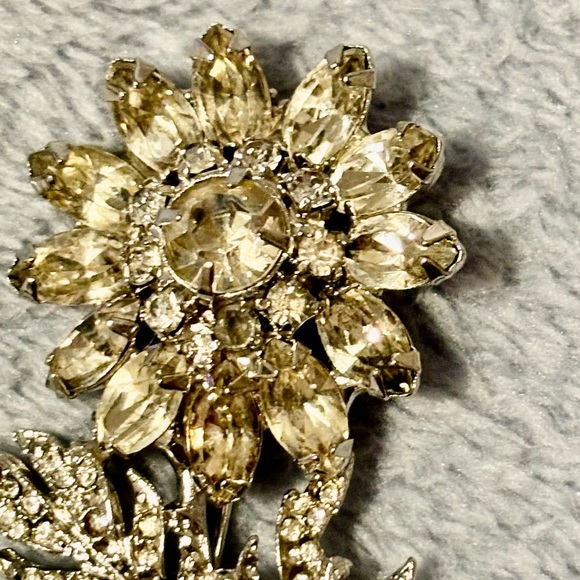Unsigned Vintage Silver tone flower Brooch with Rhinestones - Picture 11 of 16